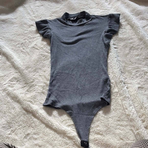 Fashion Nova Ribbed Bodysuit Size XS | Mock Neck | Flutter Sleeves | Stretchy | - Picture 1 of 5